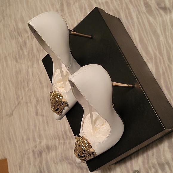 Versace Decollete T.110 Vitellino in White with Gold Medusa Head. Brand New. - Picture 6 of 10